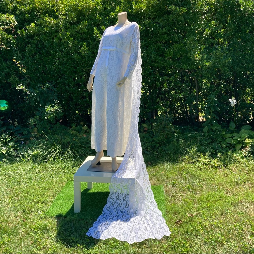 Vintage All Lace White 1960s Wedding Gown Size Medium - Picture 3 of 13